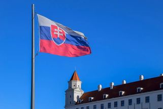 Češi platí na současné důchodce, Slováci si část peněz posílají na vlastní účet. Do penze navíc míří dřív a mají i třináctý důchod